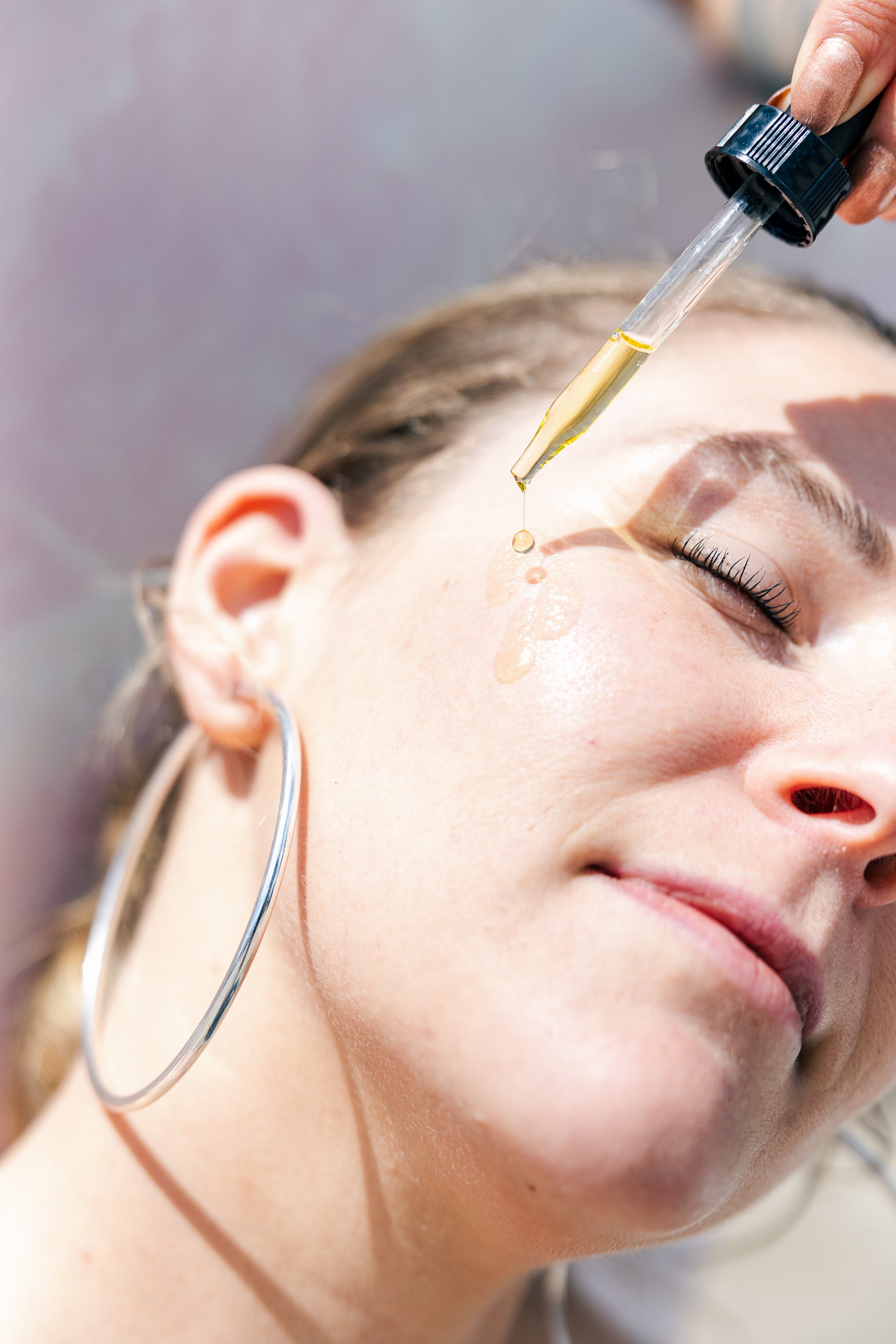 Year-Round Radiance: The Hydrating Power of Facial Oils